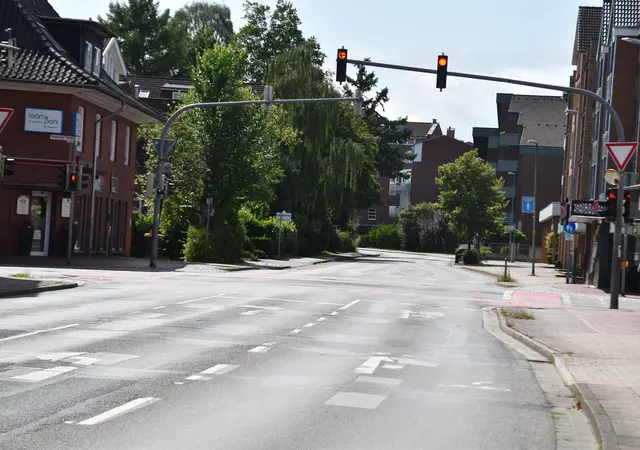 Man könnte denken, dass aufgrund der Knappheit an Treibstoff ein Fahrverbot gilt. Aber es ist nur ein normaler Sonntagnachmittag in der Ferienzeit in Buchholz (Bendestorfer Straße /Schützenstraße) mit totaler Stille ... | Foto: Axel-Holger Haase