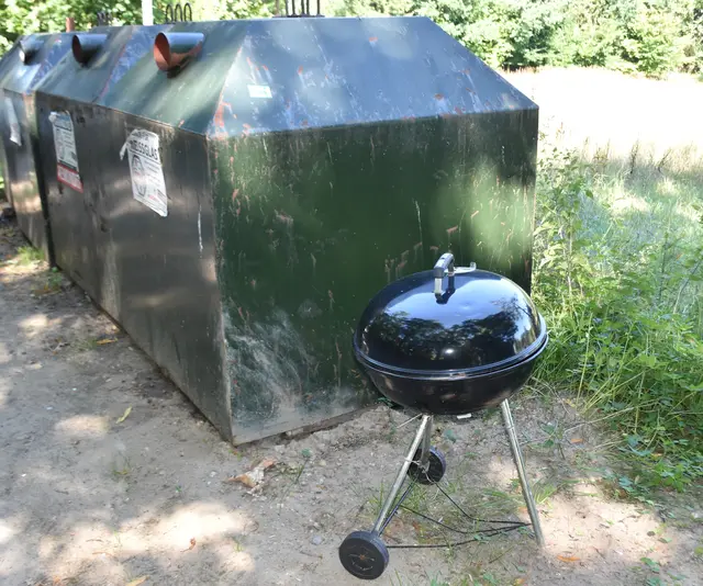 Für den Grill gab's wohl keinen Container neben den Glascontainern ... Gesehen in Trelde | Foto: Axel-Holger Haase