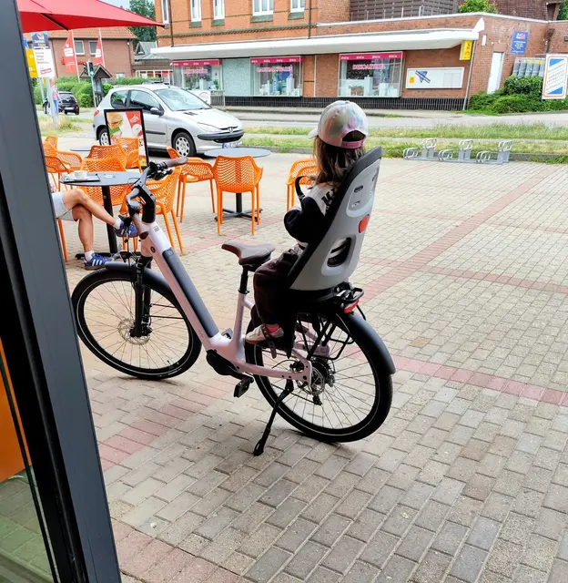 Am Freitag morgen kam ein Mann mit seinem Fahrrad bei einer Bäckerei in Stelle vorgefahren. Auf dem Gepäckträger ein Kind im Kindersitz ohne Helm. Das ist alleine schon ein großes Risiko für die Gesundheit des Kindes. Doch was dann geschah konnte ich kaum glauben. Der Mann klappte den einfachen Fahrradständer aus und ließ das Kind im Alter von cirka 4 bis 5 Jahren minutenlang ohne weiter Sicherung dort sitzen. Auf meine Ansprache hin, er möchte doch das Kind aus dem Kindersitz nehmen, wurde ich ausgelacht  und der Vater ging unbesorgt seinem Einkauf nach. So eine Ignoranz macht einfach sprach- und hilflos. Diesmal hatte das kleine Mädchen einfach nur Glück. | Foto: Rüdiger Störtebecker.