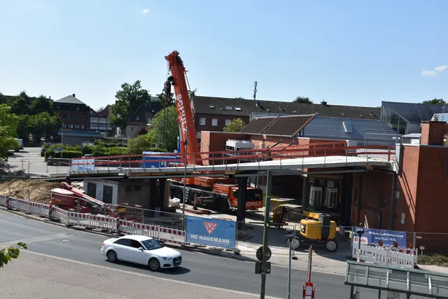 Die neue Fahrbahnrampe bei "famila" in der Buchholzer Innenstadt (Lindenstraße) nimmt Form an. Die alte Rampe musste entfernt und zusammen mit der Parkfläche saniert werden | Foto: Axel-Holger Haase