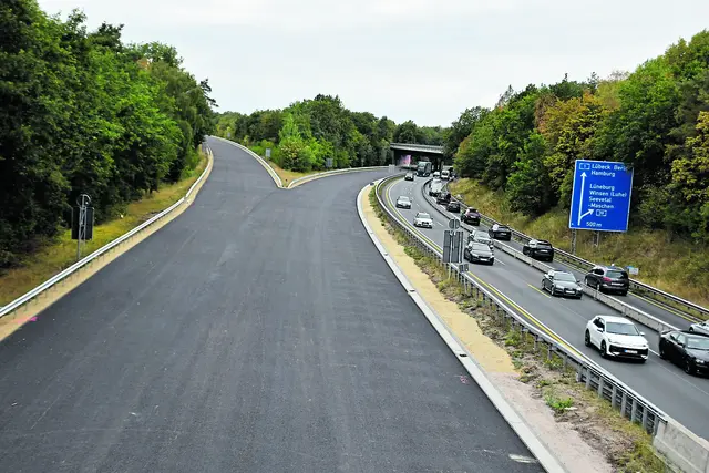 Wegen einer großen Grundinstandsetzung der A7 zwischen dem Horster Dreieck und der Anschlussstelle Thieshope läuft noch bis voraussichtlich Ende November 2026 eine Verkehrsführung mit Fahrbahnsperrungen. Der Verkehr nach Süden wird auf die Gegenfahrbahn umgeleitet, zudem sind bestimmte Verbindungsäste und Abfahrten wie an der Anschlussstelle Ramelsloh gesperrt | Foto: Axel-Holger Haase
