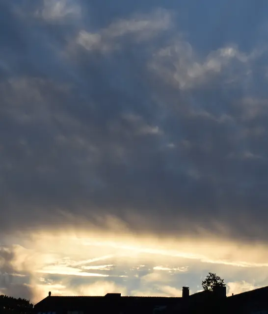 Dunkler Wolkenhimmel mit Sonnenschein in Buchholz | Foto: Axel-Holger Haase