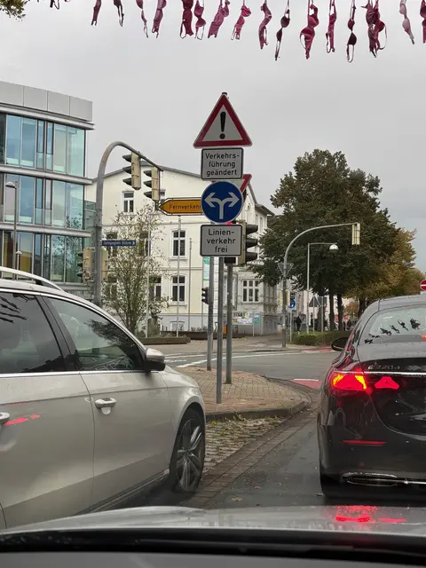Die Ampel in der Buxtehuder Bahnhofstraße neben dem Amtsgericht ist dank der neuen Beschilderung gut versteckt – besonders wenn nebenan die Busspur die rechte Ampel verdeckt, muss man sich auf das vorfahrende Auto verlassen | Foto: pau