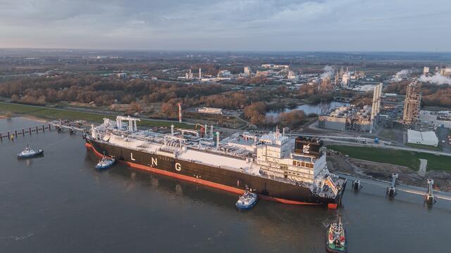 Die Energos Force legt im Energiehafen in Stade-Bützfleth an | Foto: DET